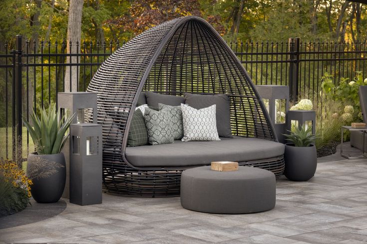 Shade Daybed