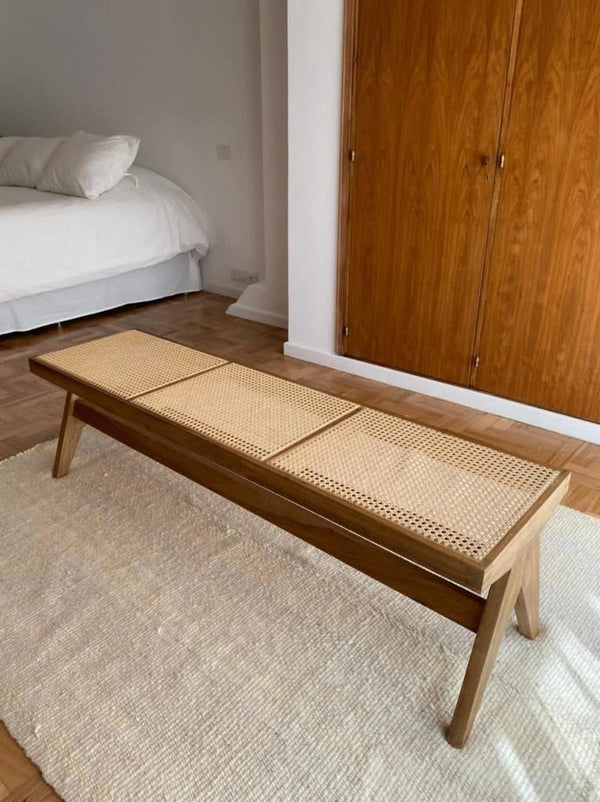Banco de madera maciza y ratán de estilo moderno de mediados de siglo: estructura rectangular de madera y asiento tejido.