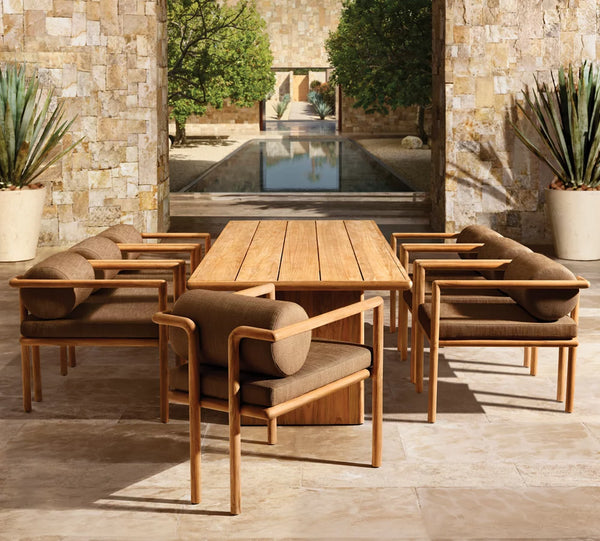 Moderno juego de comedor de teca para exterior: mesa rectangular con 6 sillones esculturales y cojines