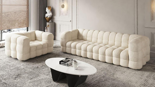 Sofá moderno capitoné color crema: sofá de lujo con asientos profundos para salas de estar contemporáneas.