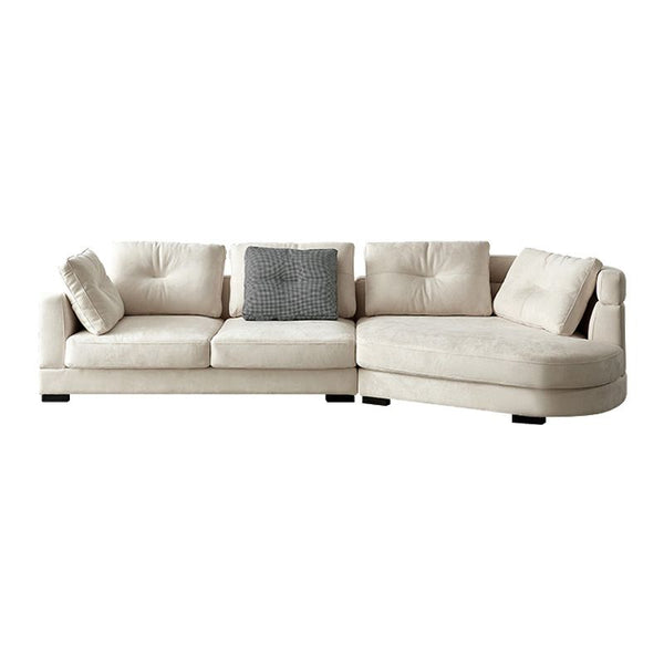 Sofá seccional moderno color crema con tapizado lujoso y chaise longue curvada