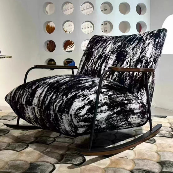 Mecedora moderna con estampado: sillón tapizado de felpa con reposabrazos de madera