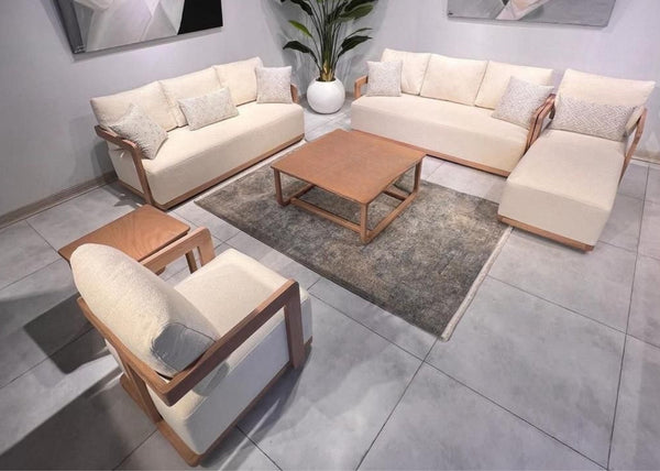 Conjunto de sofá escandinavo moderno color crema: estructura de madera maciza, seccional, con chaise longue y sillón.
