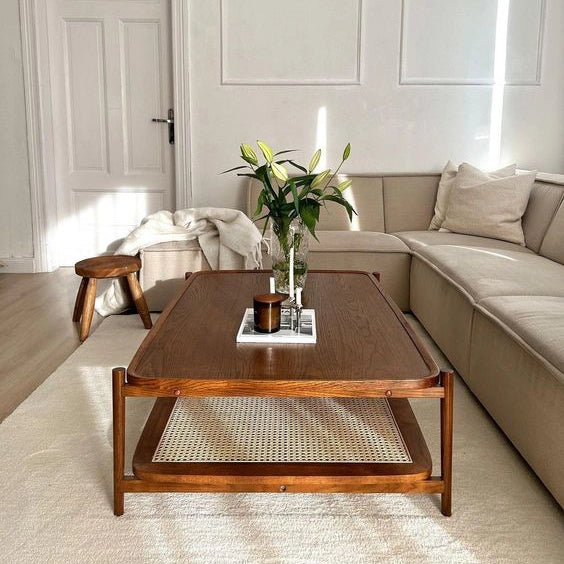 Mesa de centro rectangular de dos niveles de madera maciza y ratán de estilo moderno de mediados de siglo.