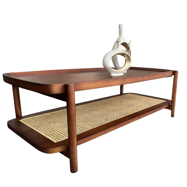 Mesa de centro rectangular de dos niveles de madera maciza y ratán de estilo moderno de mediados de siglo.