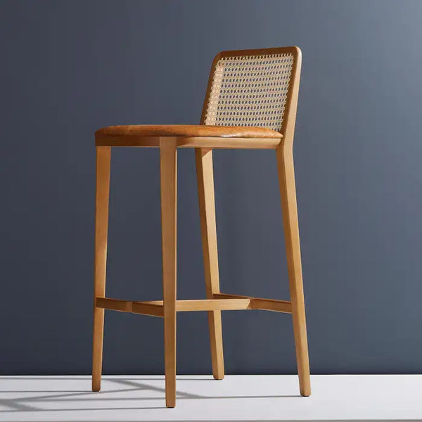 Taburete de bar de ratán y madera de mediados de siglo: acabado natural y respaldo tejido.