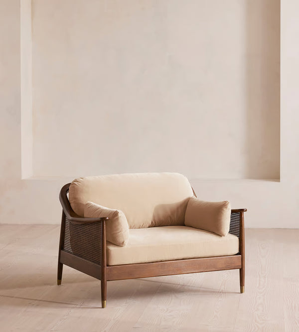 Sillón de caña de estilo moderno de mediados de siglo: estructura de madera maciza y cojines de terciopelo.