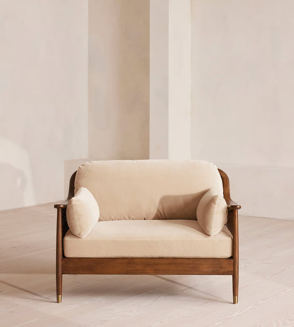 Sillón de caña de estilo moderno de mediados de siglo: estructura de madera maciza y cojines de terciopelo.