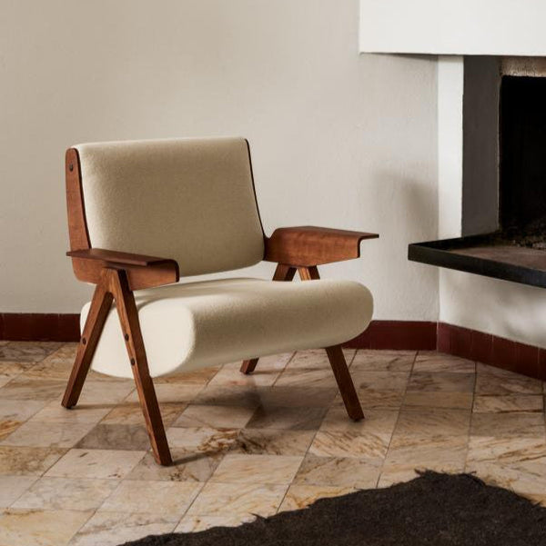 Sillón moderno de mediados de siglo con estructura en Z, tapizado en madera y color crema