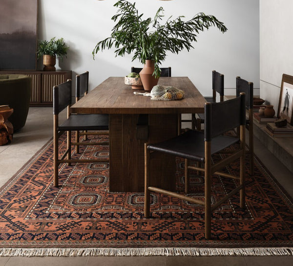 Juego de comedor rústico moderno: mesa de caballete de madera maciza y sillas de cuero negro.