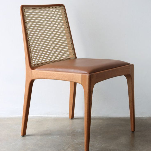 Silla de comedor moderna de mediados de siglo con respaldo de caña y estructura de madera maciza con ratán tejido a mano.