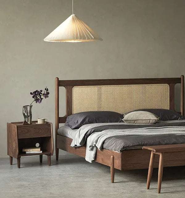 Cama moderna de mediados de siglo con paneles de caña: estructura de madera maciza y cabecera tejida a mano.