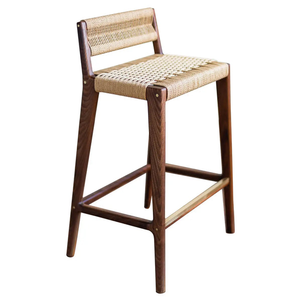 Taburete de bar de cuerda natural tejida de estilo moderno de mediados de siglo con estructura de madera maciza teñida en nogal.