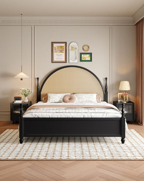 Cama moderna de ratán negro con plataforma: cabecero tejido semicircular y estructura de perfil bajo
