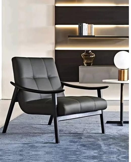 Sillón moderno de mediados de siglo de cuero negro: elegante sillón con estructura de madera