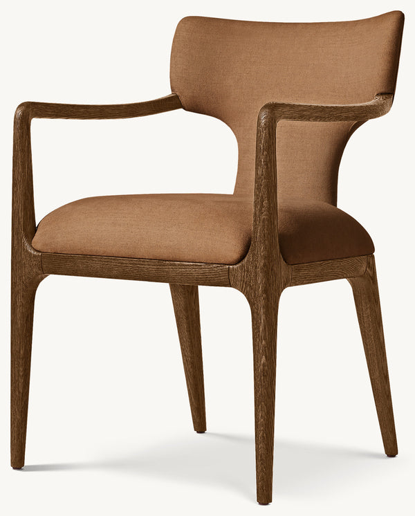Silla de comedor moderna de mediados de siglo con brazos esculpidos: estructura de madera de nogal y tapizado en color camel.
