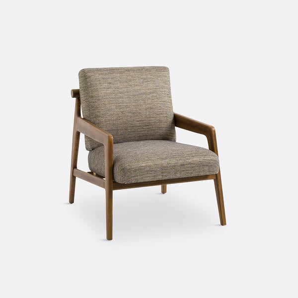 Sillón moderno de mediados de siglo: estructura de madera esculpida con tapizado texturizado