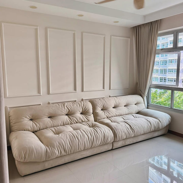 Sofá seccional beige capitoné moderno: asientos mullidos y profundos para salas de estar contemporáneas