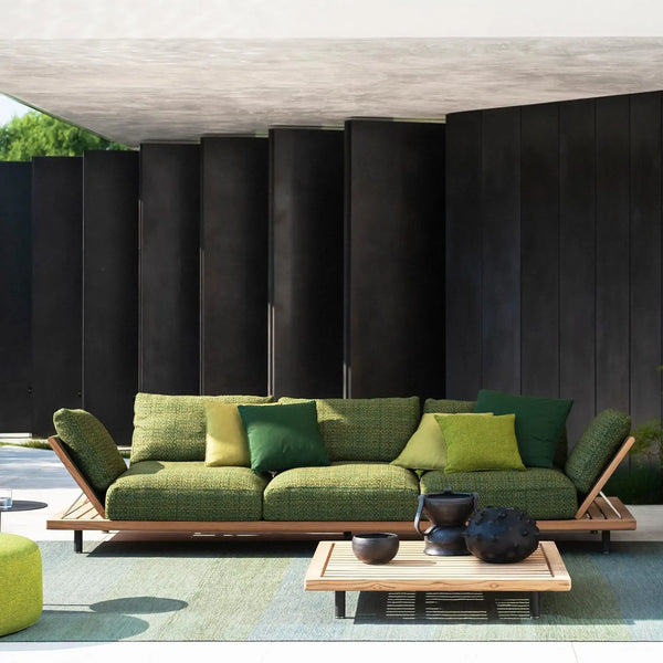 Moderno conjunto de sofá de teca para exterior: respaldo ajustable, cojines verde oscuro y mesa de centro con listones.