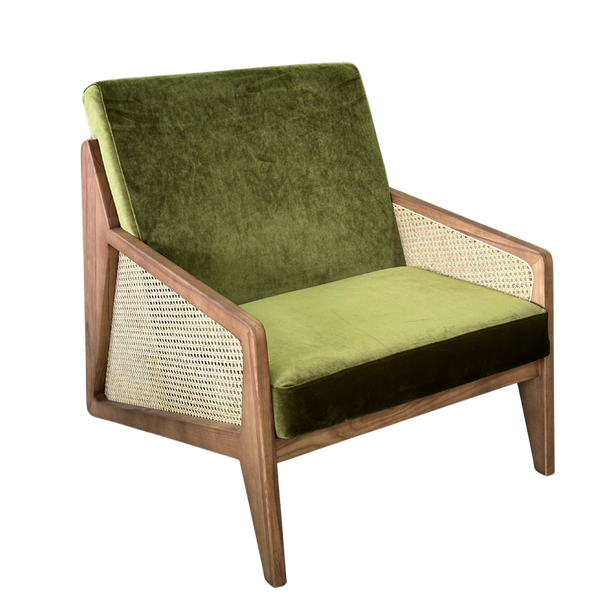 Sillón moderno de mediados de siglo de madera y ratán: estructura escultural con tapizado verde oliva
