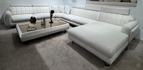 Sofá seccional moderno en forma de U color crema, tapizado capitoné de felpa con chaise longue extragrande.