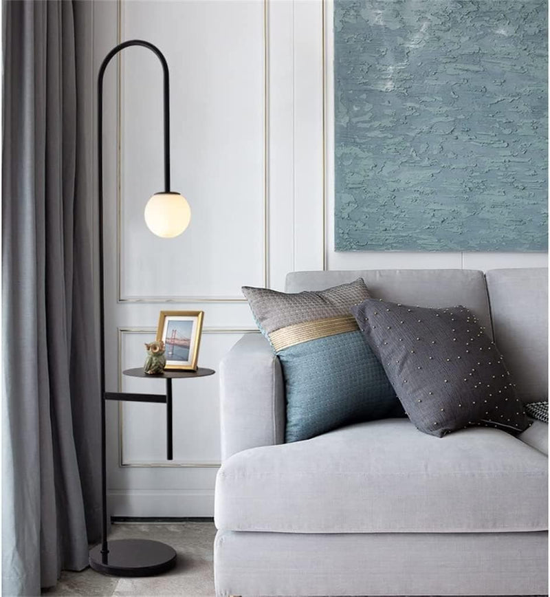 Lampada da terra moderna con mensola a globo: arte funzionale