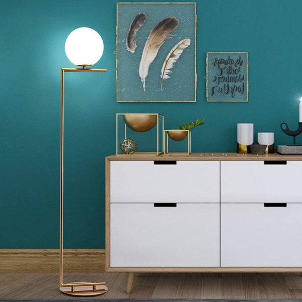 Lámpara de pie moderna de latón con forma de globo: lujo minimalista