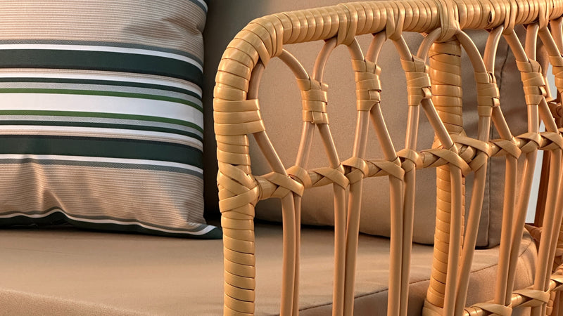 Set di divani da giardino in rattan moderno - Salotto da esterno da 4 pezzi con cuscini color crema e tavolino in vetro