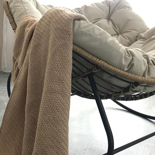 Mecedora Papasan moderna: sillón capitoné con estructura de metal