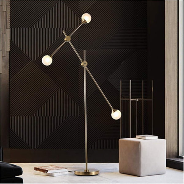 Lámpara de pie moderna de latón con equilibrio – Iluminación escultural