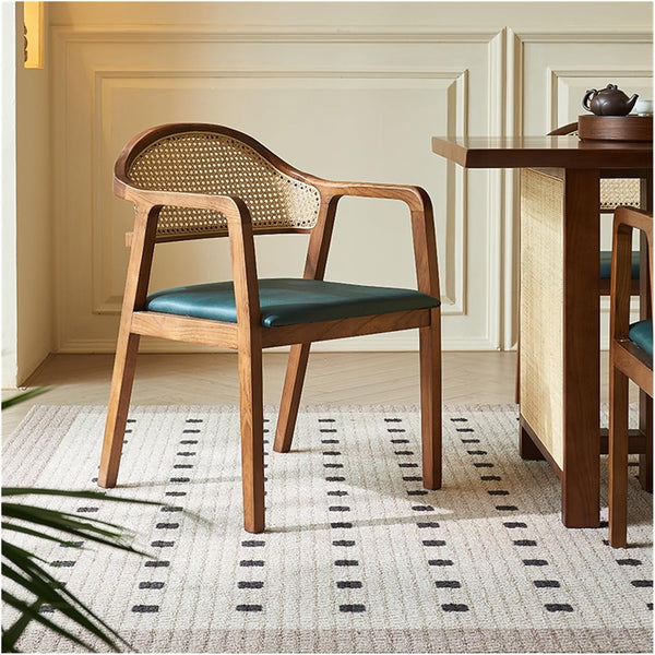 Silla de comedor de mediados de siglo de madera maciza y ratán: estilo atemporal y cuero genuino