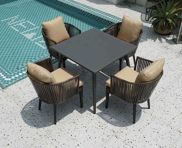 Moderno juego de comedor para patio al aire libre: mesa cuadrada con sillones y cojines de cuerda tejida