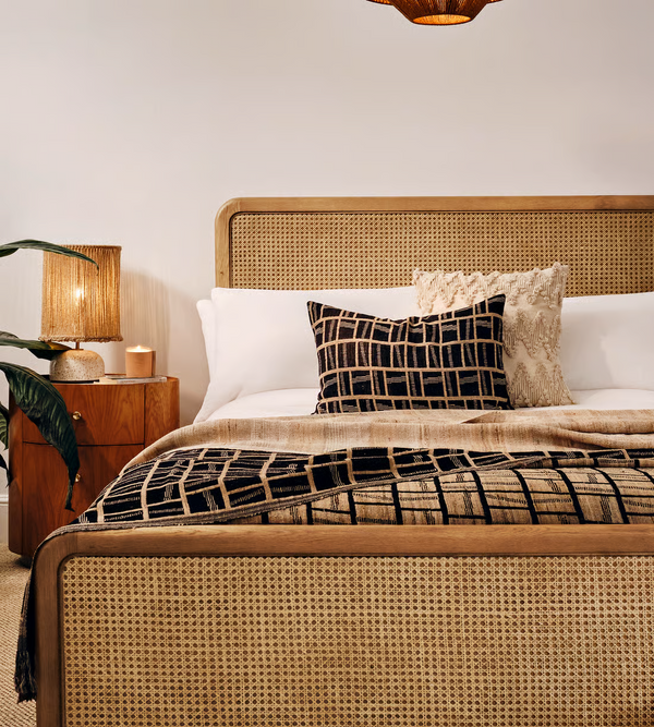 Cama moderna con paneles de ratán: estructura de madera maciza con esquinas redondeadas y cabecero tejido a mano. Descripción
