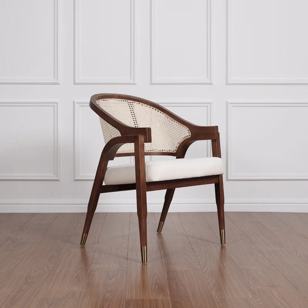 Sillón moderno de ratán con estructura de barril, estructura de madera maciza y ratán natural.