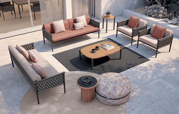 Moderno conjunto de salón exterior de aluminio y cuerda: sofá, sillones y mesa de centro