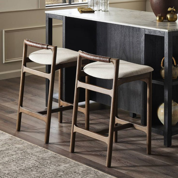 Taburete moderno de respaldo curvo: asiento contemporáneo y madera maciza