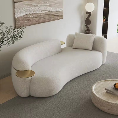 Sofá curvo moderno: diseño minimalista y escultural con mesas auxiliares integradas