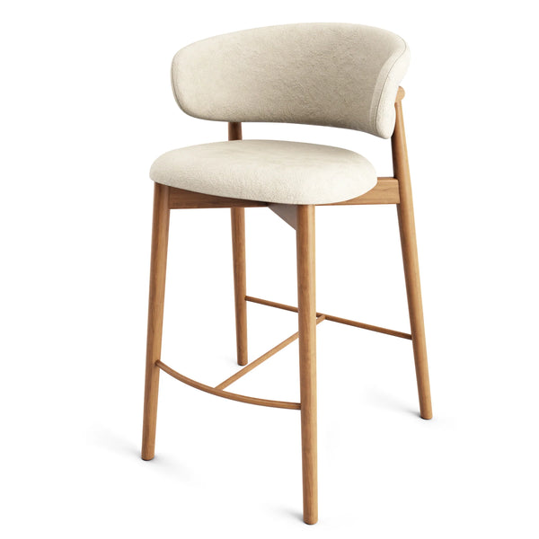 Taburete de bar moderno tapizado en bouclé, con respaldo curvo y estructura de madera maciza.