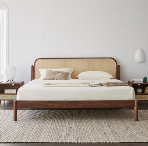 Cama moderna de mediados de siglo con paneles de ratán: estructura de madera maciza y cabecero curvo.