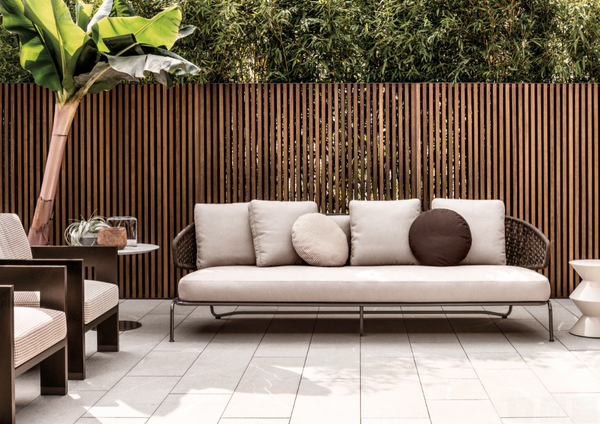 Conjunto moderno de sofá y sillón para exterior: estructura de aluminio con cuerda tejida a mano y cojines de felpa.