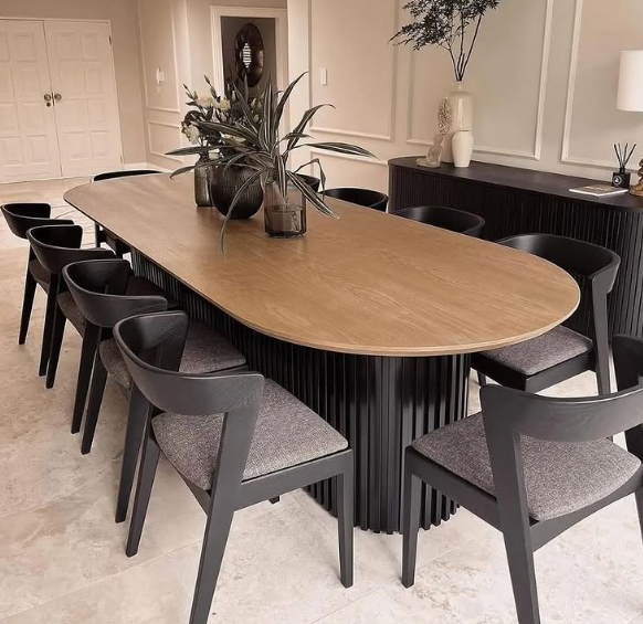 Juego de comedor escultural moderno: mesa ovalada de madera con base de listones negros y sillones curvos