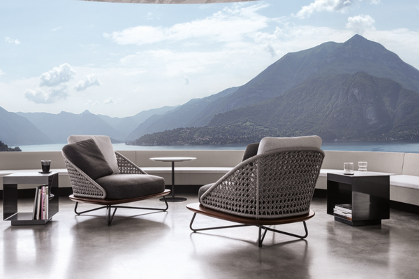 Sillones modernos de tejido: asientos de aluminio y ratán sintético con cojines de felpa.