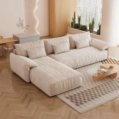 Sofá seccional moderno beige con chaise longue: un cómodo sillón tapizado para la sala de estar.