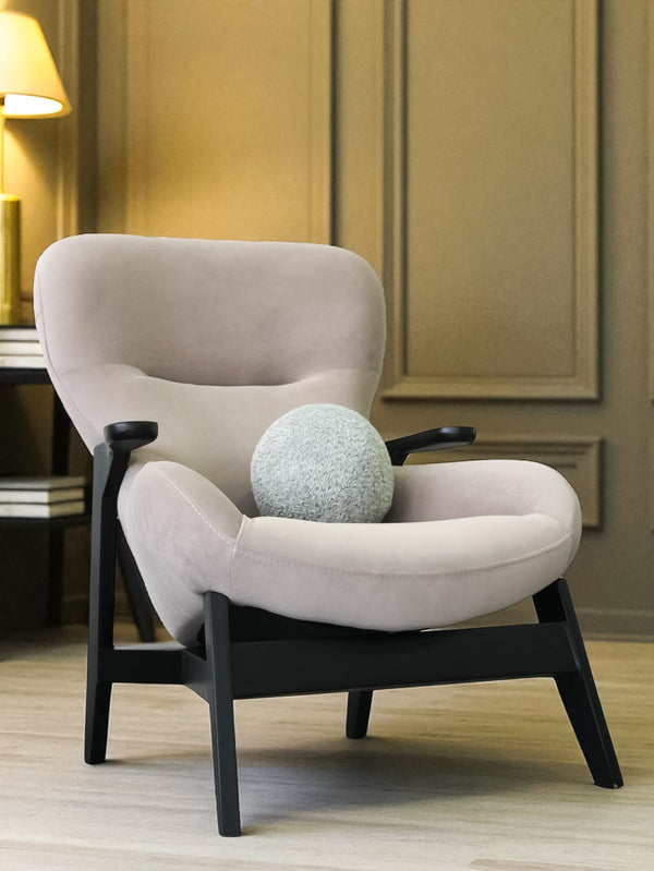 Sillón moderno color topo: sillón escultural con base de madera negra y tapizado de felpa
