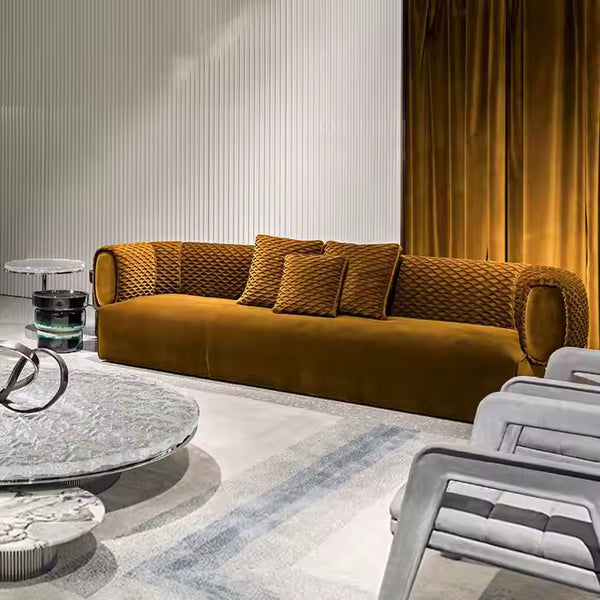 Sofá moderno de terciopelo: sofá tapizado y acolchado con lujosos cojines decorativos.