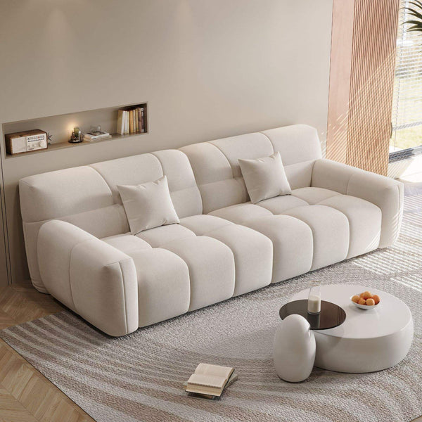 Sofá moderno tapizado en crema: sofá modular de felpa con asiento profundo para salas de estar contemporáneas.