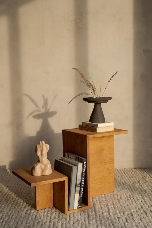 Mesa auxiliar moderna de madera escultural: mesa auxiliar geométrica minimalista con espacio para libros integrado