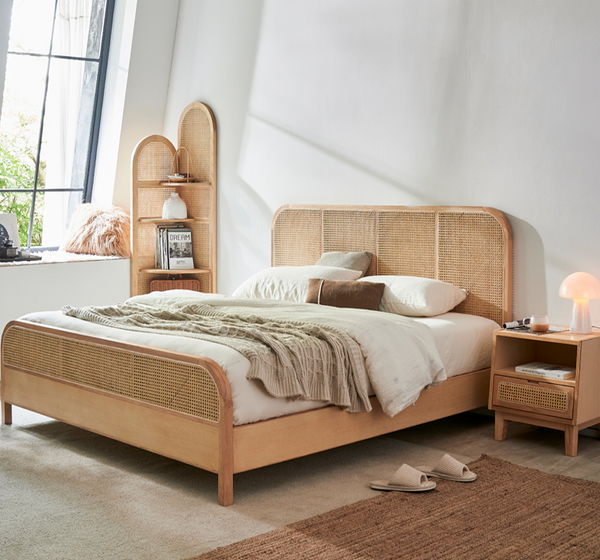 Cama moderna con paneles de ratán: estructura de madera maciza con cabecero y pie de cama curvos