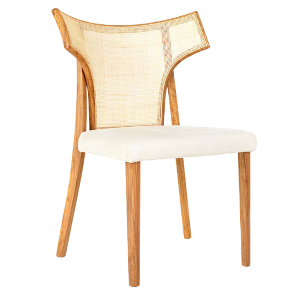 Silla de comedor moderna con respaldo de ratán escultural, estructura de madera natural y asiento tapizado.