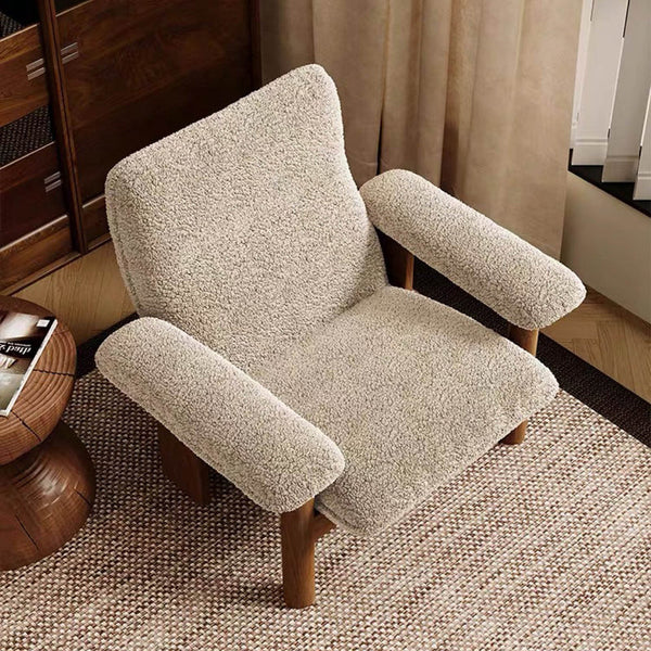 Sillón moderno Bouclé: estructura escultural de madera maciza y brazos tapizados de felpa